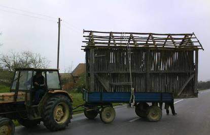 U prikolici traktora vlasnik je prevozio kupljeni čardak