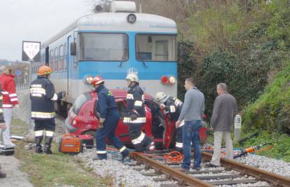 Putnički vlak u Krapini naletio na auto, ozlijeđene dvije žene