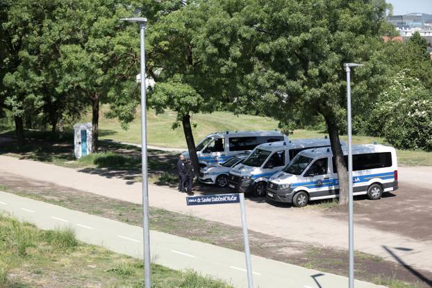 Zagreb: Policija na Trnjanskom nasipu uoči održavanja Trnjanskih krijesova