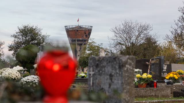 Blagdan Svih svetih na Memorijalnom groblju u Vukovaru