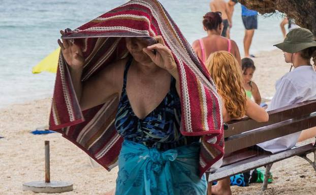 Kaštel Štafilić: Ljetni pljusak na plaži Gabine