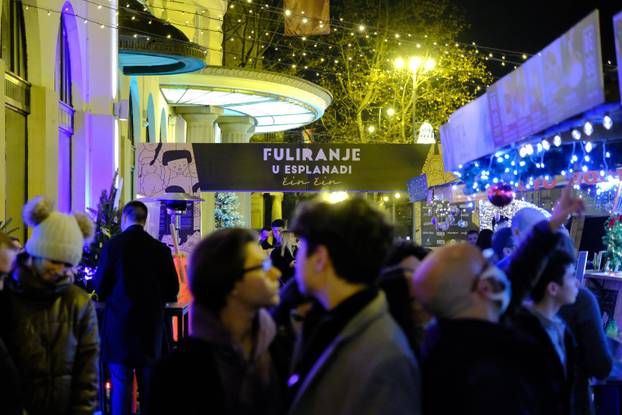 Zagreb: Božićna atmosfera na Fuliranju ispred hotela Esplanade