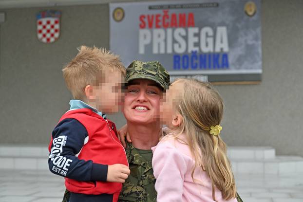 FOTO Suze i zagrljaji u Požegi: 900 novih ročnika položilo prisegu, među njima i 53 žene