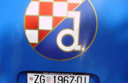 Netko se šali: Hajdukov grb na Dinamovu autobusu