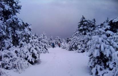 Najobilniji snijeg u Dalmaciji: Zabijelilo Brač, Hvar i Pelješac