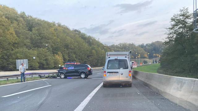 FOTO Krš i lom na autocesti A4 kod Varaždina:  Autom se zabio u ogradu u sudaru s kamionom