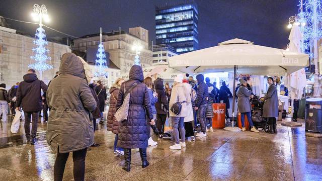 Zagreb: Čak niti kiša nije uspjela otjerati posjetitelje Adventa