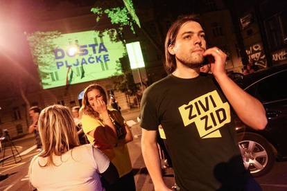 Zagreb: Živi zid osvijetlio zgradu DORH-a