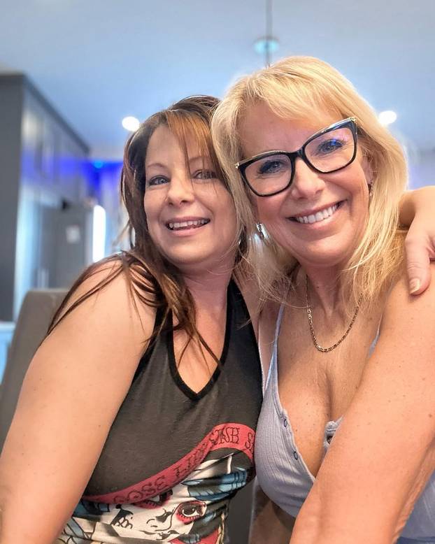 FOTO Policajka (61) dala otkaz i postala hit na internetu: Mnogi bi voljeli da ih 'privede'...