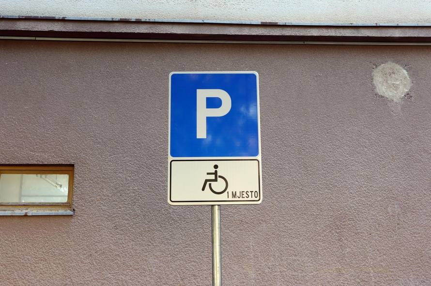 U Zadru 21 vozač nepropisno parkirao na mjestu za invalide