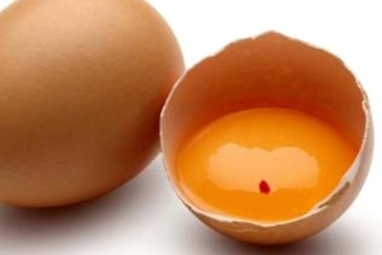 Jeste li primijetili crvenu mrlju u jajima? Evo što je to i što znači ako je u žumanjku ili bjelanjku