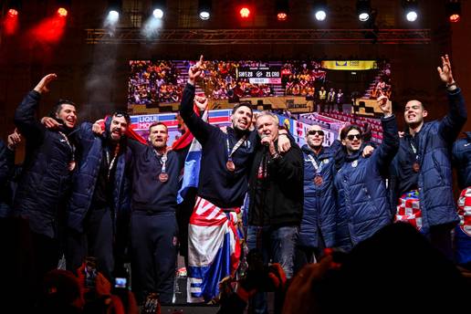 Navija&ccaron;i proslavili rukometa&scaron;e, a Grad Zagreb priprema tu&zcaron;be. Thompson: Vidimo se dogodine