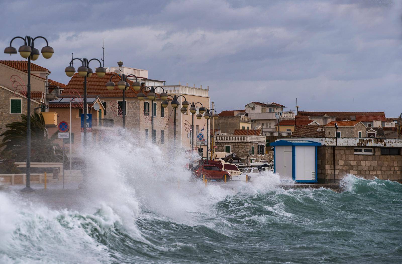 Vodice: Jako jugo uzburkalo more