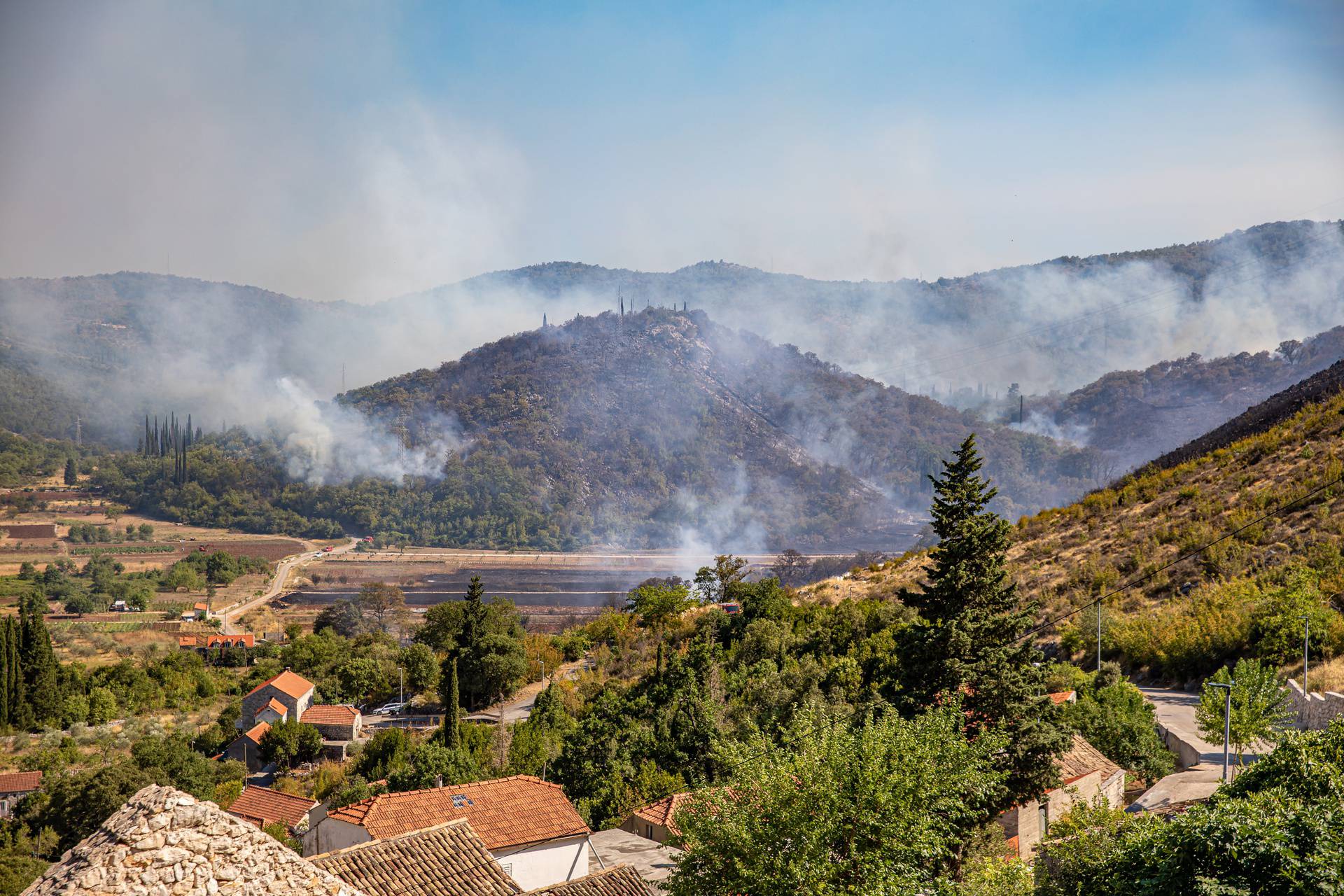 Gori iznad Orašca, vatrogasci uspjeli obraniti kuće u Ljupču, stigla 4 kanadera