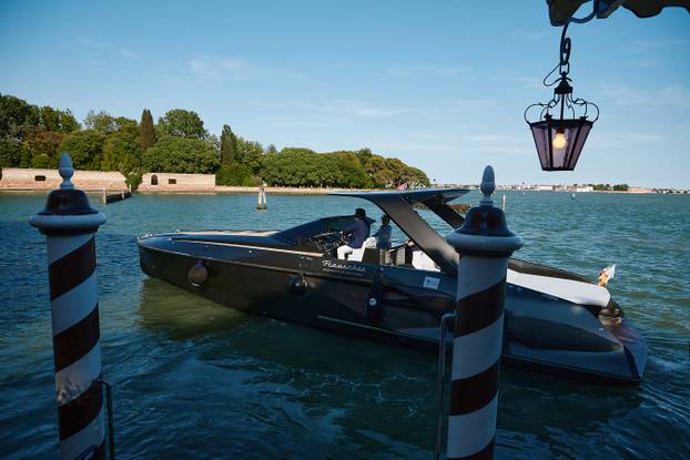 Prizori koji ostavljaju bez daha! Pogledajte modele u mokrim haljinama na jahtama u Veneciji