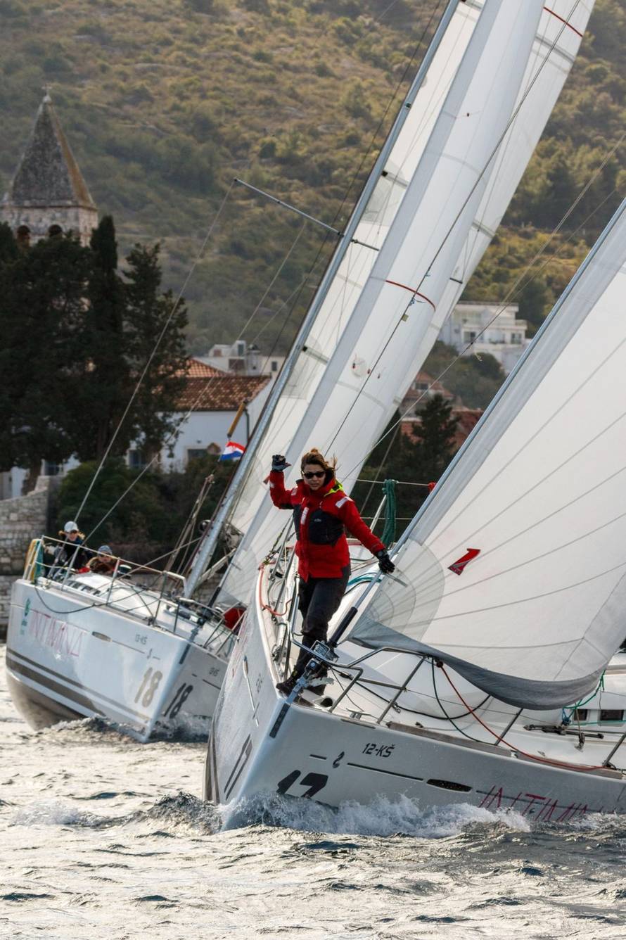 FOTO U Viškoj vali žene opet preuzimaju kormilo: Uskoro kreće deseta regata PMS Žena