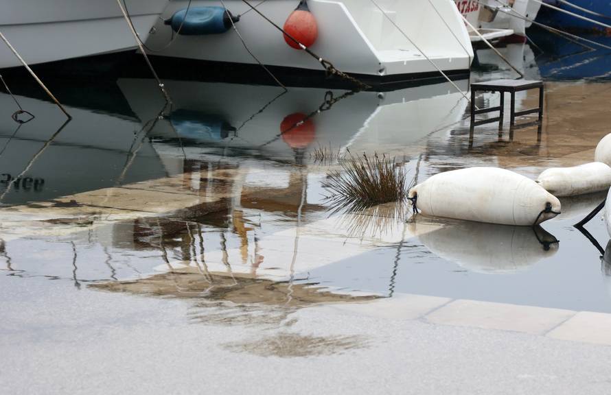 Šibenik: Jugo potopilo Dolac, cijela riva je pod morem