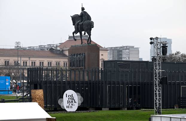 Zagreb: Priprema se ledeni park na Zrinjevcu i postavljaju se adventske kućice