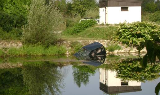 U vodi do grla: Išao na ribolov pa naletio na potopljeni auto