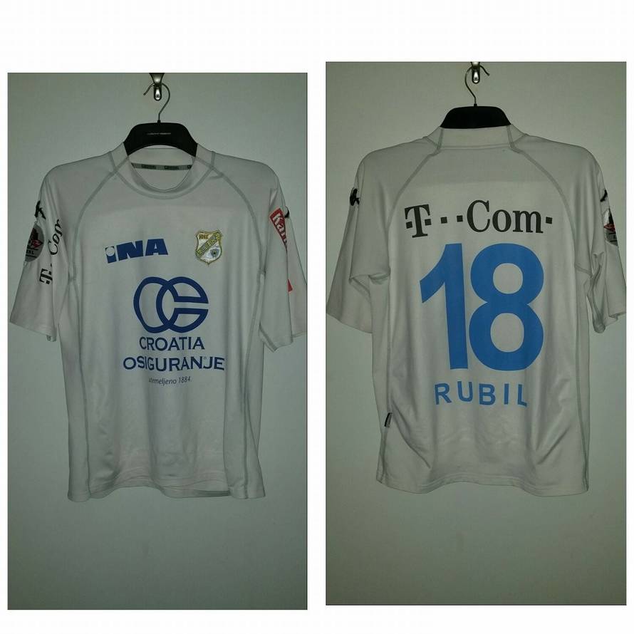 Prodajem svojih 150 dresova da bih mogao pomoći roditeljima