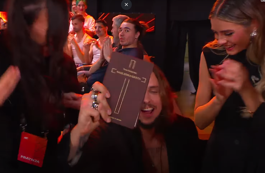 Stol pun knjiga: Marko Kutlić i u finalu čitao knjigu, sa sobom na Doru donio i filozofsko djelo