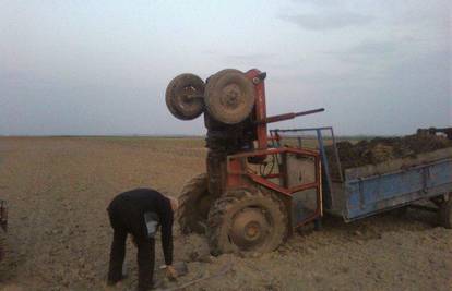 Prikolica zapela u jarku, a traktor završio u zraku