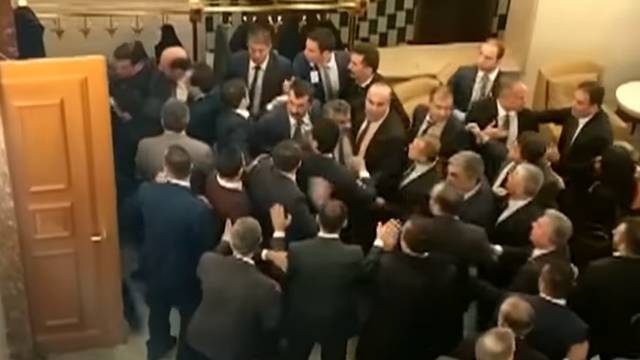 Tučnjava u  parlamentu: Turci usvojili zakon pa se pomlatili