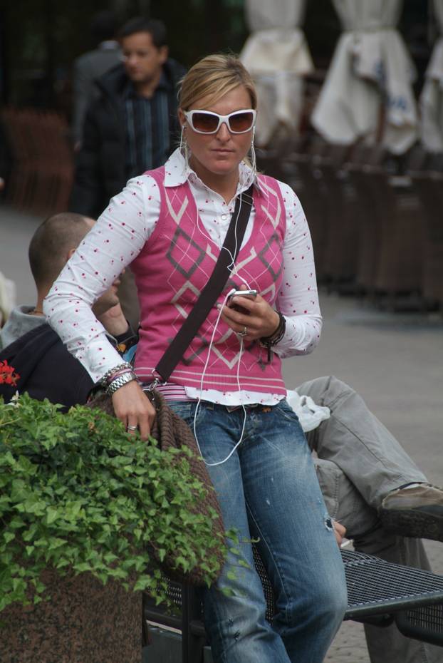 Zagreb: Janica Kosteli? krati vrijeme slušaju?i I-Pod