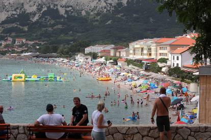 Plaža u Baškoj prepuna je kupača