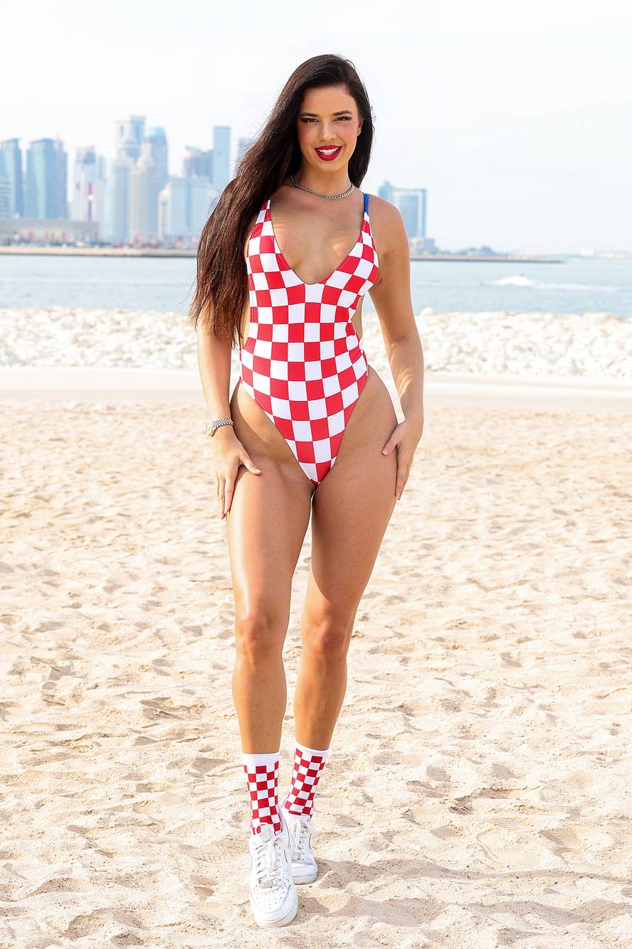 EKSKLUZIVNO: Ivana Knoll pozirala u kockastom kupaćem kostimu na plaži Ras Abu Aboud 