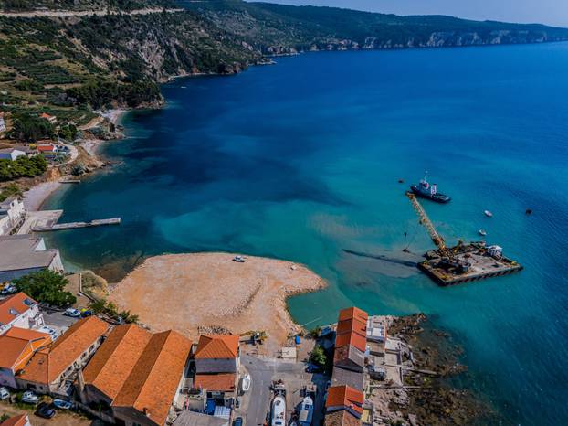 Izgradnju ribarske luke u Komiži prati mnoštvo optužbi za devastaciju okoliša zbog nekontroliranog nasipavanja