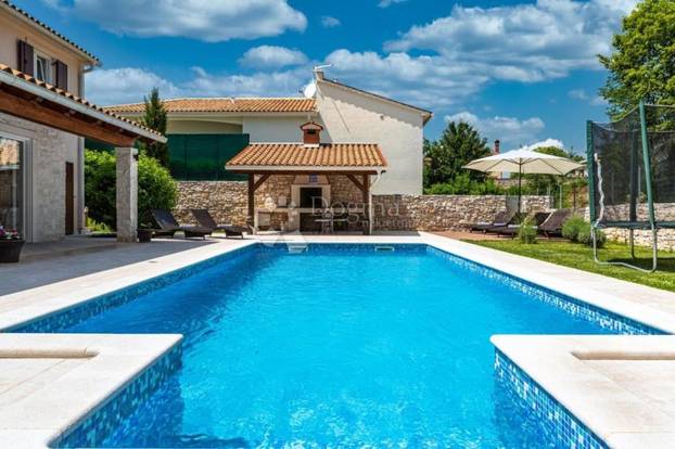 FOTO Pogledajte šarmantnu vilu u Labinu. Košta manje od pola milijuna eura, a ima i bazen