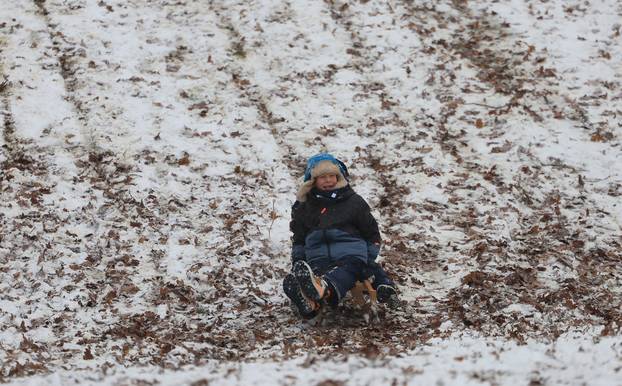 Zagreb: Maksimir, jedno od omiljenih mjesta za sanjkanje, grudanje ili šetnju po snijegu