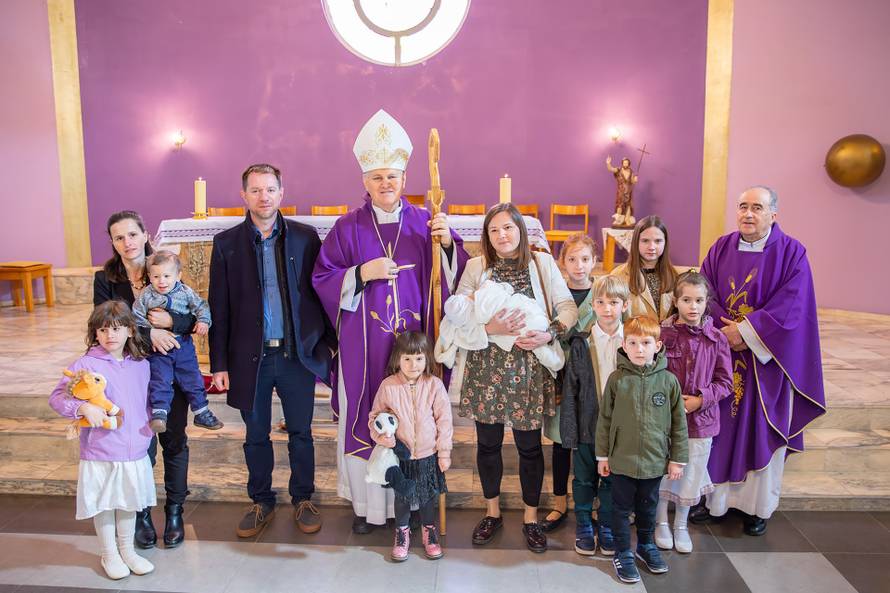 Biskup Košić krstio malu Mariju, šesto dijete u obitelji Šestak