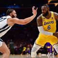 VIDEO Ovo može samo on! Kralj LeBron spasio utakmicu Lakersa