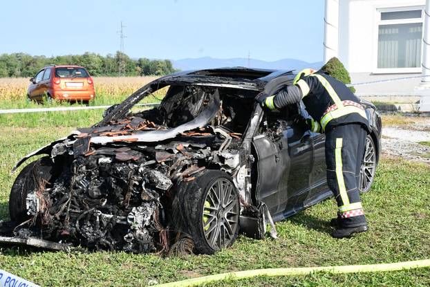 FOTO Izgorjeli skupocjeni auti kraj Požege: Viličarima ih iznosili da spriječe katastrofu