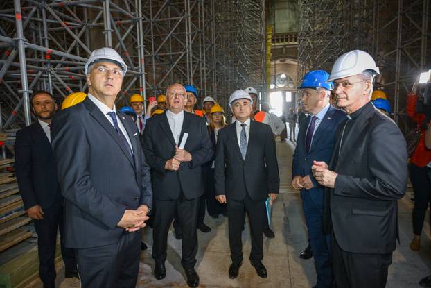 Zagreb: Premijer Plenković se sastao sa zagrebačkim nadbiskupom Draženom Kutlešom i obišao katedralu