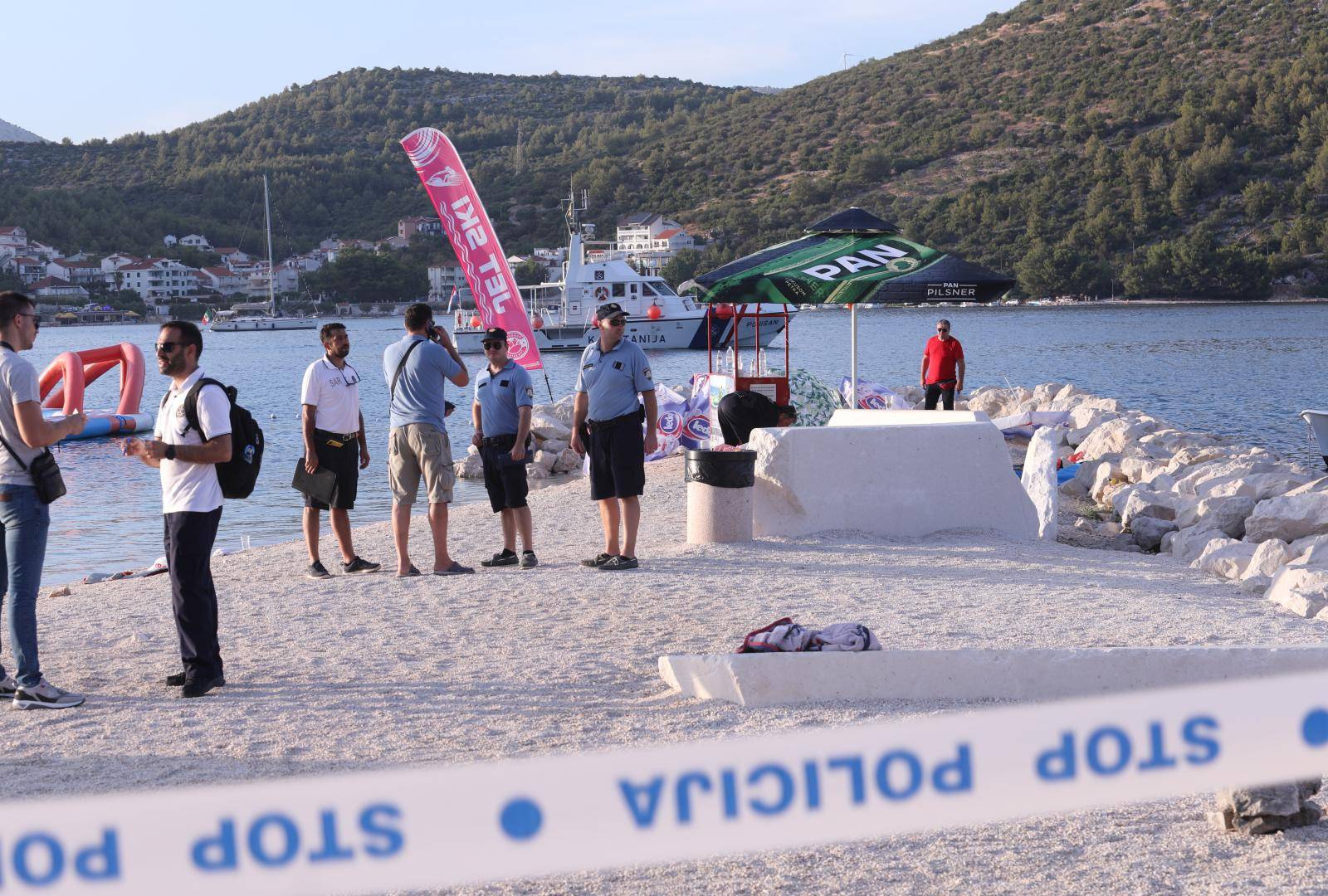 Policijski očevid nedaleko od mjesta sudara jet skija i jedrilice kod Marine