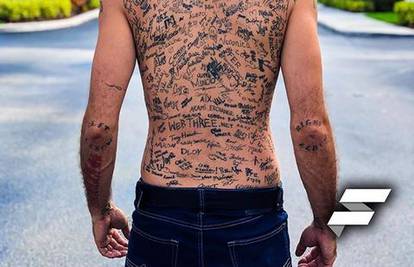 Nagovara poznate ljude da mu svoje ime tetoviraju na leđa
