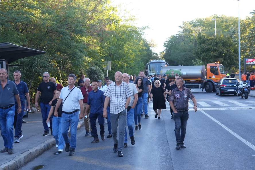 Beograd: Brojni građani došli odati počast ratnom zločincu Ratku Mladiću