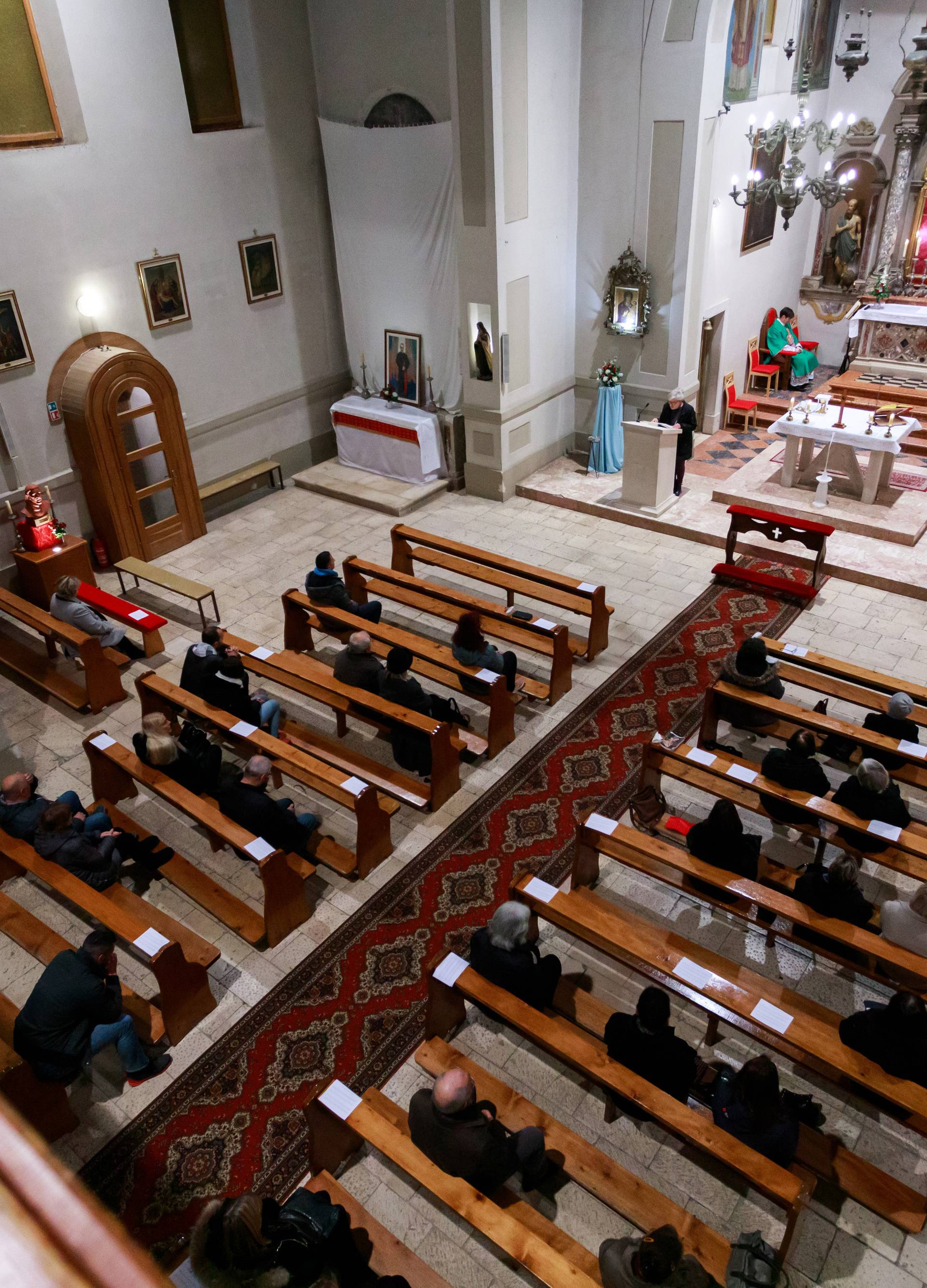 Misa nakon tragedije u Splitu, ispred crkve dežurala policija