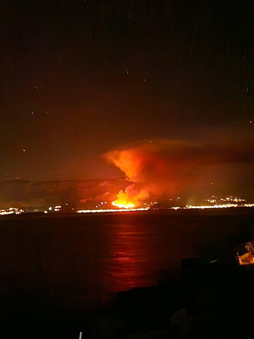 VIDEO Požar u Tučepima se brzo širi: 'Strah nas je, pepeo je po gradu. Zvukovi sirena odjekuju'