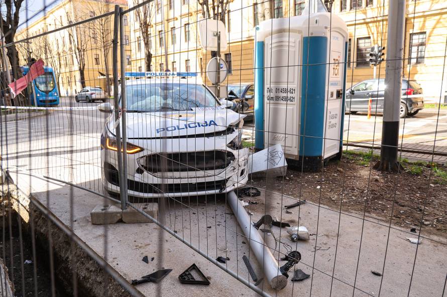 Zagreb: Na križanju Ilice i Ulice Ivana Cankara sudarili su se osobno i policijsko vozilo