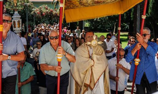 FOTO Vjernici diljem Hrvatske obilje&zcaron;ili su Tijelovo: Ulice ispunile procesije i molitva