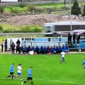 VIDEO Pa je li ovo mogu&cacute;e?! Ispucao loptu s terena i skoro izazvao prometnu nesre&cacute;u