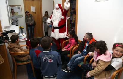 Djed Mraz donio darove u Makarsku i razveselio dječicu