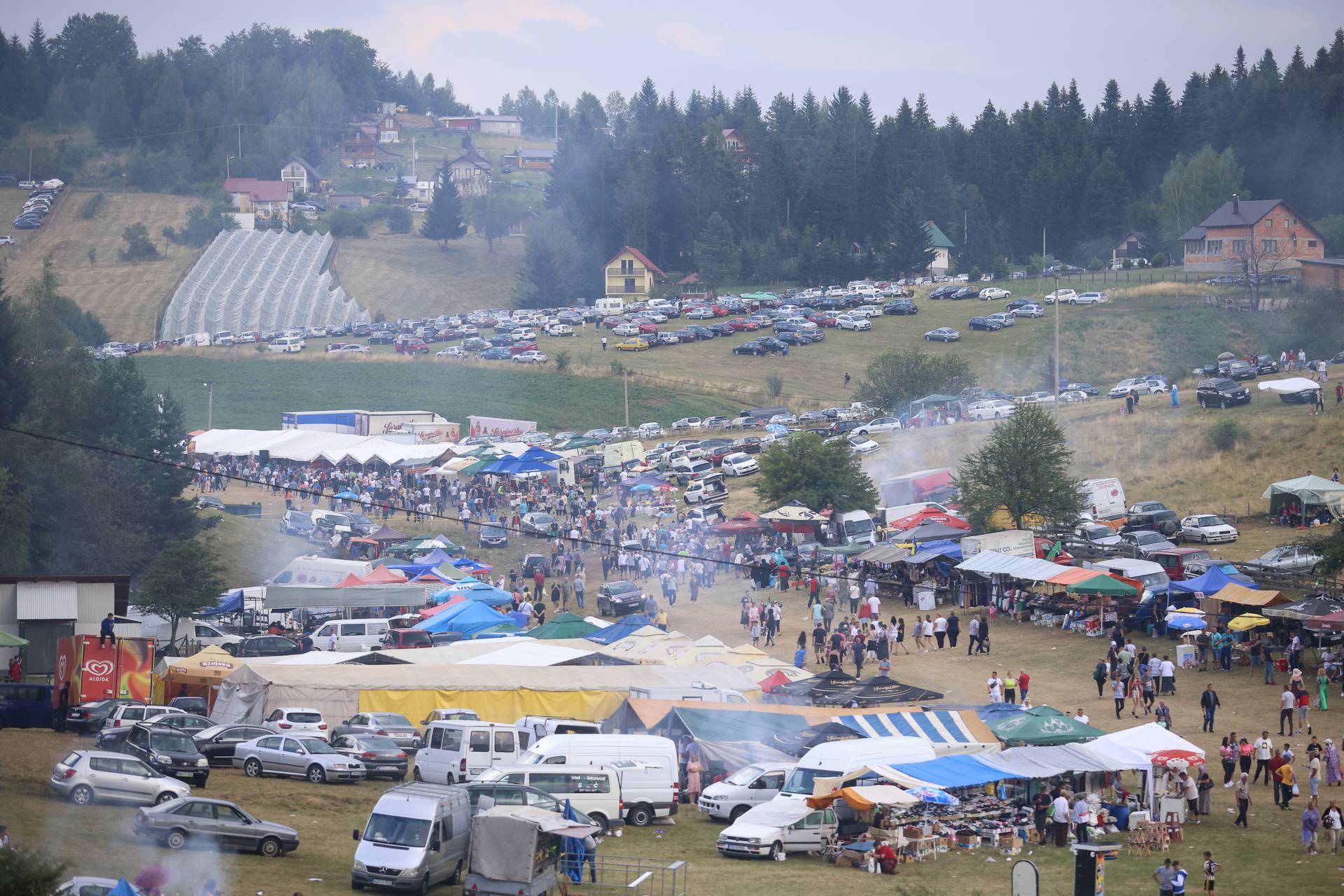 Tradicionalne borbe bikova u Čevljanovićima okupljaju tisuće gledatelja