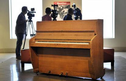 Piano koji su koristili Pink Floyd i Beatlesi na aukciji