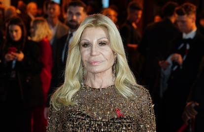Donatella Versace povukla se iz brenda, više neće biti kreativna direktorica: 'Bila je velika čast'