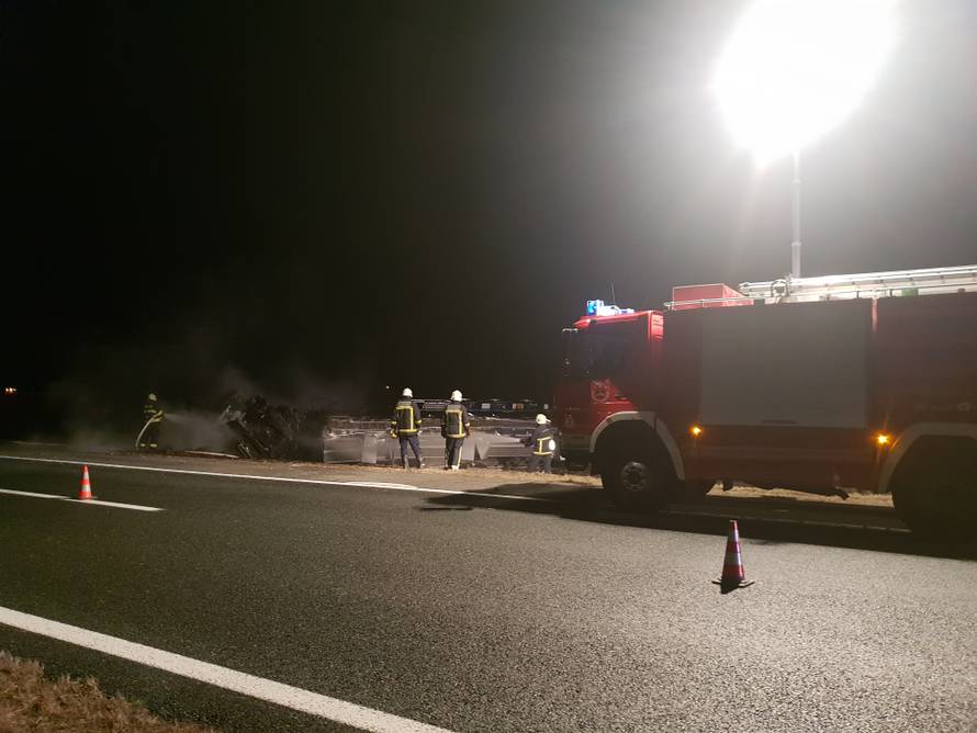 Na autocesti Bregana-Lipovac cisterna se prevrnula i zapalila